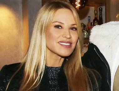 H Αννίτα Ναθαναήλ ποζάρει με το αποκαλυπτικό μπικίνι της στην εξωτική Χαβάη (φωτο)